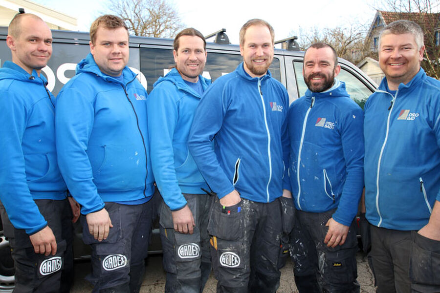 Baderomsentreprenøren Oslo Bad AS leverer rundt 70 bad årlig, og har et stort fokus på kompetanse og utdanning. Snart er seks av bedriftens 16 ansatte mestere. Fra venstre snart tømrermester Espen Aasen, tømrermester Martin Thomsen, tømrermester Lars-Erik Thoresen, murmester Tor-Arne Brodal, malermester Marius Johansen og murmester Bjørn-Åge Røsand. Foto: Rune Midtskogen 