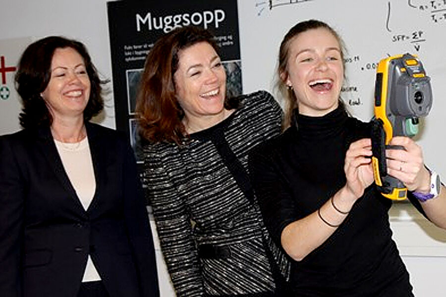 Likestillingsminister Solveig Horne (FrP), NHO-sjef Kristin Skogen Lund og ingeniørstudent Nora Holand er alle begeistret for teknologi. På Høyskolen i Oslo og Akershus tok de selfie med et varmesøkende kamera. 