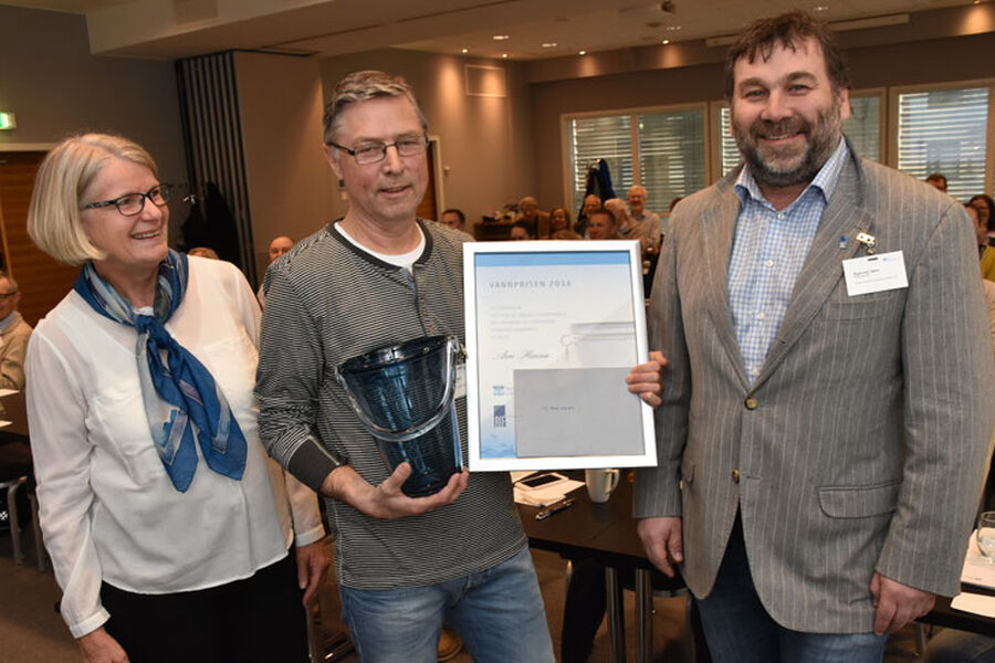 Fra utdelingen av prisen i Oslo torsdag 7. april. Arve Hansen, VA Teknikk i midten, Inger Staubo fra NVE/Vannforeningen og Sigmund Tøien fra Multiconsult / RIF. Foto: Dordi Skjevling