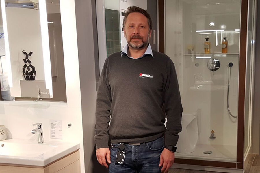 Daglig leder Finn Karlsen ved Comfortbutikken Skøyen AS tar til orde for å innføre det gamle ordningen med byggesøknad for alle totalrenoveringer av baderom.