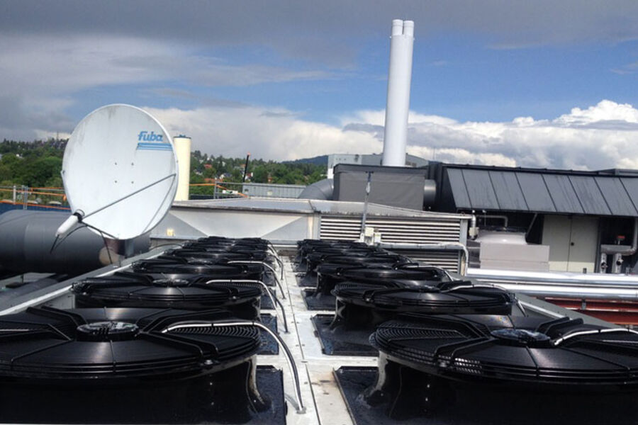 Et viktig tiltak var å skifte ut tørrkjøleviftene på taket i Harbitzalléen 2 A på Skøyen. Det er brukt nye energieffektive EC-vifter fra Ebm-papst. 