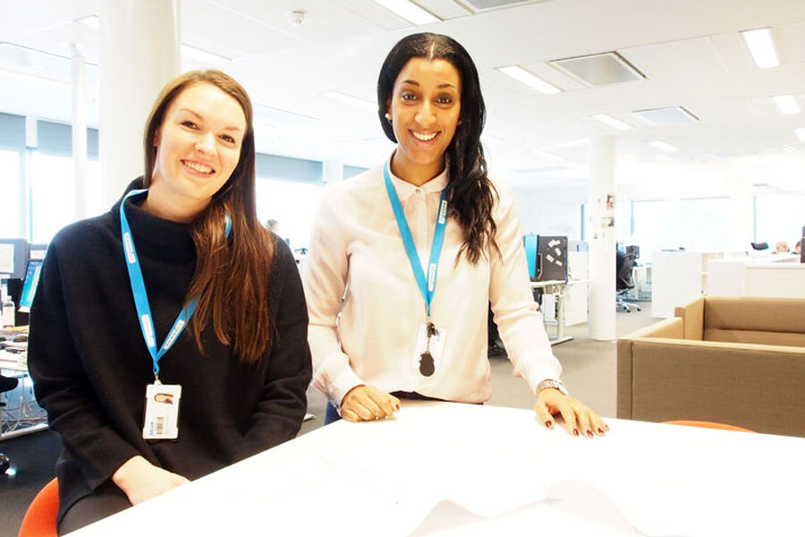 Miriam Dagnew sammen med Margrete Wik Bårdsen. Margrete startet sin karriere i selskapet som sommervikar mens hun studerte for å bli byggingeniør. Nå er hun fast ansatt på andre året. 