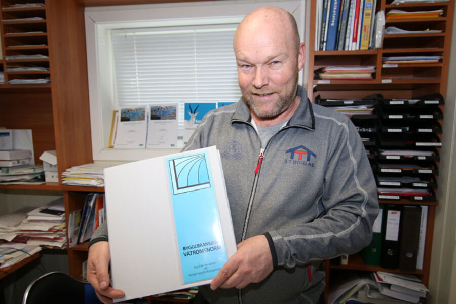 Hos tømrermester Terje Taraldset i 3-T Bygg AS på Flateby i Enebakk er Byggebransjens våtromsnorm er viktig verktøy. Bedriften har 17 ansatte. Foto: Rune Midtskogen, FFV 