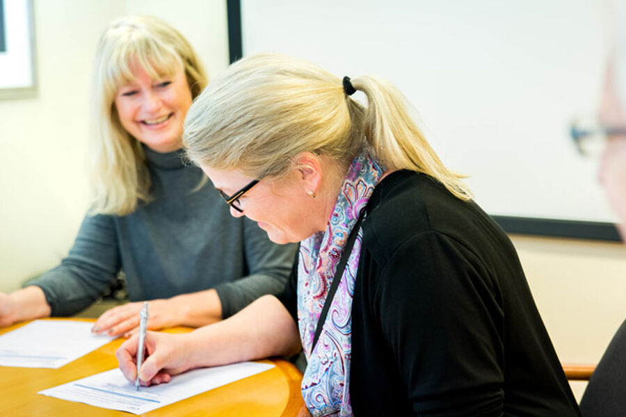 Helse Stavangers HFs administrerende direktør, Inger Cathrine Bryne og Nordic COWIs konserndirektør divisjon bygninger, Kirsti Engebretsen Larssen undertegnet avtalen mellom de to samarbeidspartene for neste trinn i prosjektet. Foto: Svein Lunde/Helse Stavanger