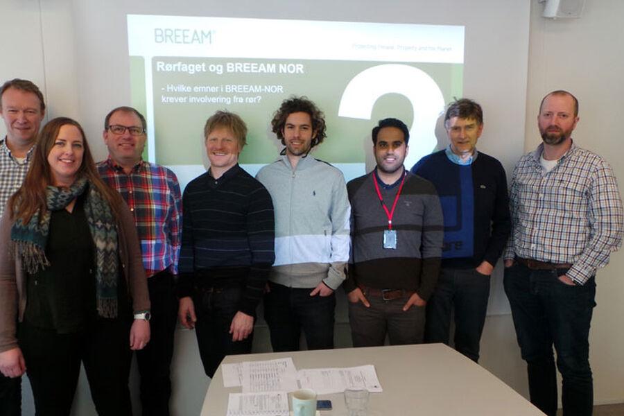Et knippe Oras ansatte på bedriftsinternt kurs om Breeam. Kursholder fra NGBC, Anders Nohre-Walldén er nummer fire fra venstre.