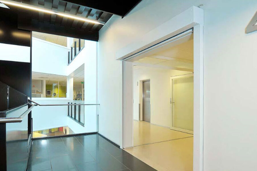 Bramo AS leverer blant annet selvlukkende brann- og røykgardinsystemer som vist på bildet. Foto: Bramo