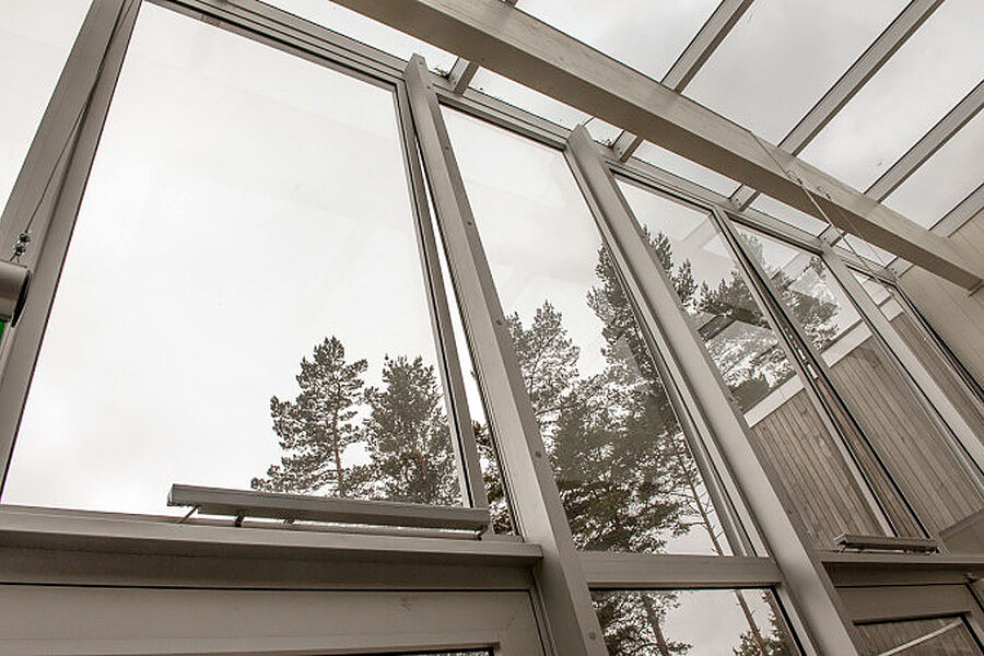 Motorstyrte vinduer høyt på veggen åpnes automatisk når det trengs for å sikre godt inneklima. Om vinteren skjer det i korte pulser.