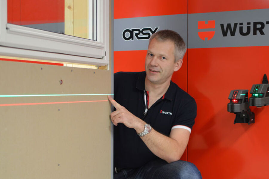 Würth har tatt frem en grønn krysslaser som gir opp til fire ganger mer synlig strek enn den tradisjonelle røde.   På steder med vanskelige lysforhold er det en fordel med bedre synlighet, som for eksempel når man arbeider i dagslys, eller kunstig hvitt lys. Her er den grønne laseren overlegen, forklarer Würths produktsjef Øystein Holmsen.