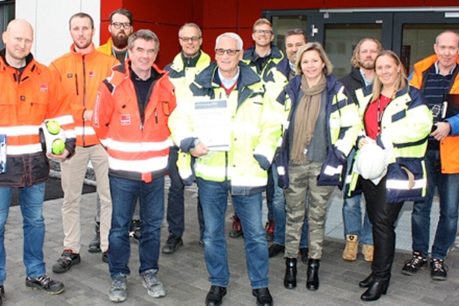 Fra venstre: Asbjørn Ruud, anleggsleder i Veidekke, Torstein Hoff Lund fra Veidekke, Bjarte Hårklau fra Veidekke, Geir Morten Norvik, prosjektleder i Veidekke, Bjørn Tore Rognstad, prosjektsjef i Forsvarsbygg, Arild Lunde, prosjektleder i FB, Thomas Ogne, kontraktsrådgiver i FB, Svein Olav Skaar, eiendomssjef i FB, Mariann Davidsen, innredningsrådgiver i FB, Jørn Arnesen, brukerkoordinator fra FLO, Linda Løtvedt Aas, prosjektleder i Forsvarsbygg og Eystein Eide, byggherreombud. Bildet er tatt ved den formelle overleveringen 10. desember 2015. Foto: Åsmund V. Sjursen/Forsvarsbygg 