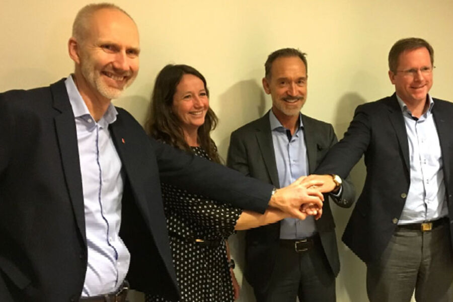 Distriktsleder Hans Olav Sørlie og OPS-ansvarlig Birte Almeland fra Veidekke, rådmann Tor Arne Gangsø i Ullensaker kommune og assisterende finansdirektør Christopher M. Bjerke i Veidekke ser frem til et langsiktig skolesamarbeid.