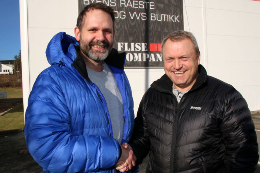  Kursleder i Byggeveiledning AS, Morten Hofstad (til venstre), har inngått avtale med Flisekompaniets fagansvarlig Jan Eddie Kragtorp om å kurse fliskjedens kunder og ansatte.  Kompetanse blir bare viktigere i framtiden, sier de to. Foto: Rune Midtskogen, Fagrådet for våtrom.