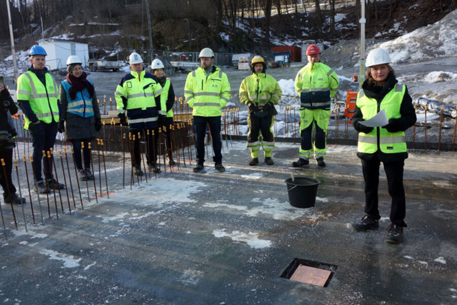 Ordfører Lene Conradi taler etter at steinen er lagt i hullet
