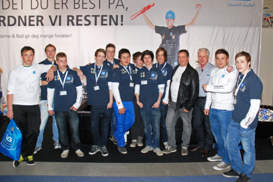 Her ser vi elever og faglærere fra Kvaløya Videregående Skole på besøk hos Varme og Bad under  VVS-dagene sist.