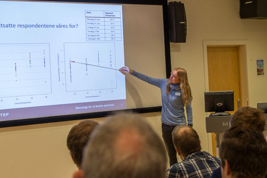 En sal full av bransjefolk satt lydhøre og interesserte i å høre Kari Thunshelle i Sintef Byggforsk fortelle om Forklima-prosjektet i forrige uke. 