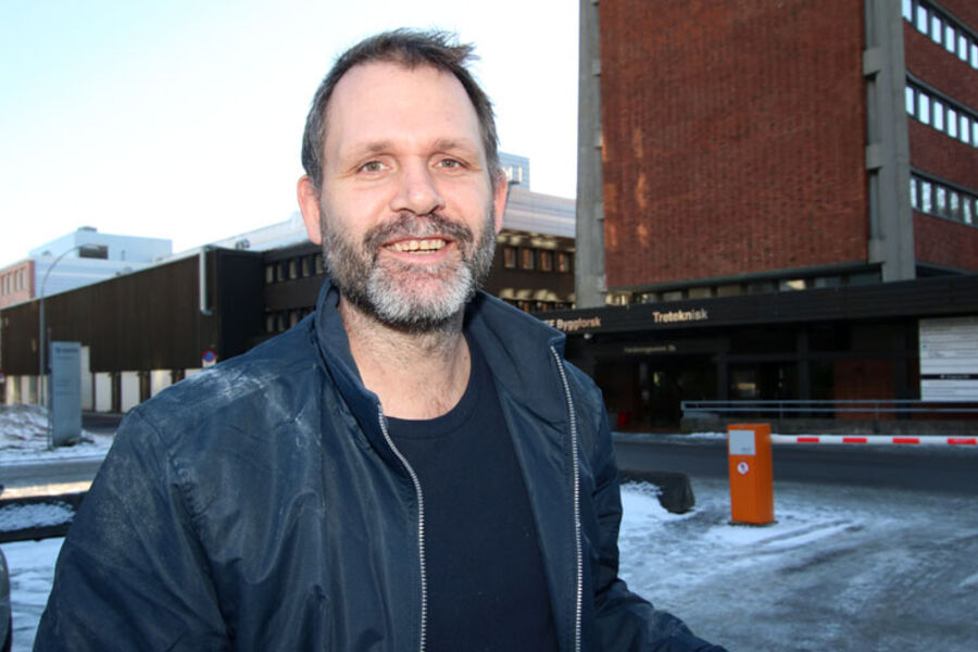 Kursleder i Byggeveiledning AS, Morten Hofstad skal kjøre Norge rundt med sin spesialbygde varebil. Han har planlagt å besøke rundt 40 byggevarehus, og skal samtidig kurse flere hundre i Byggebransjens våtromsnorm. Foto: Rune Midtskogen, FFV