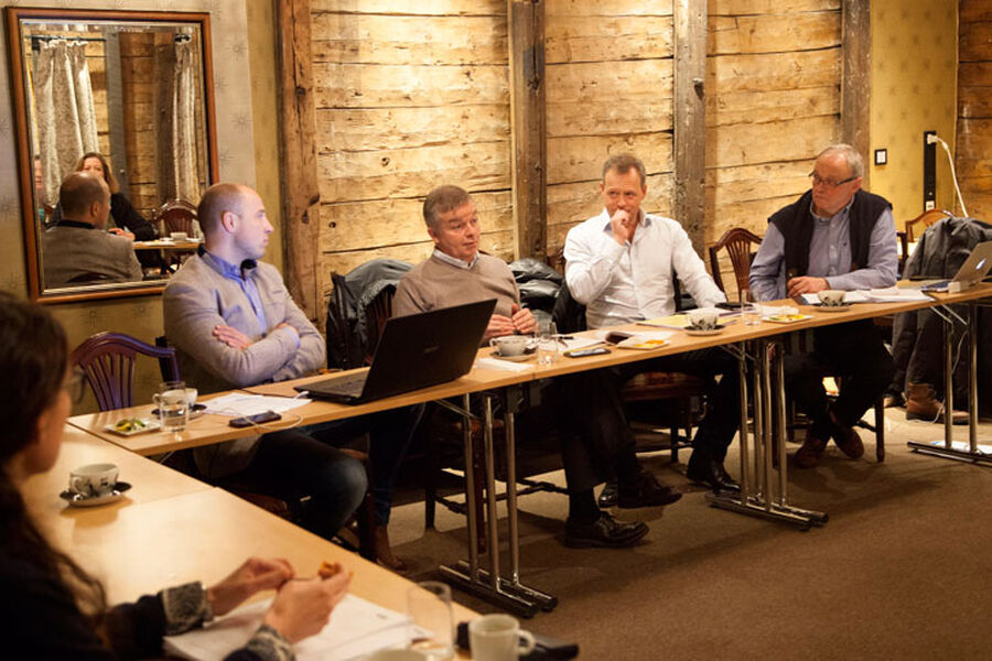 F.v.: Jon Olav Sigvartsen, daglig leder i JOS-Bygg AS; Arne Giske, konserndirektør i Veidekke; Stig Bech, partner i advokatfirmaet BA-HR; Sverre Tiltnes, direktør i Bygg21.