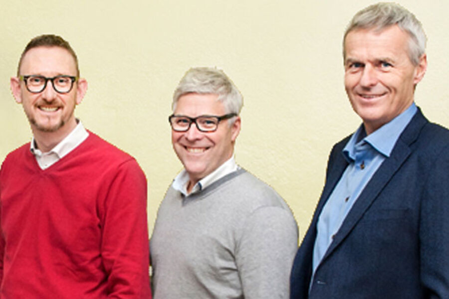 Fra venstre ny leder ved Norconsults kontor i Kristiansund Ole H. Bævre, regionsdirektør i Norconsult Egil Gossé og konsernsjef i Norconsult Per Kristian Jacobsen. Foto: Norconsult.