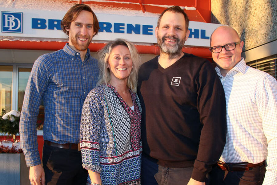 GIR GASS: VVS Fagmann kunder skal nå kurses i Byggebransjens våtromsnorm. Denne gjengen har klokketro på kompetansehevingen. Fra venstre rådgiver energi og klima i Brødrene Dahl, Harald Amundsen, markedskommunikasjonssjef i Brødrene Dahl, Therese Bjelde, kursleder i Byggeveiledning AS, Morten Hofstad og administrerende direktør i Bergersen Flis AS, Lars Bergersen. Foto: Rune Midtskogen, FFV