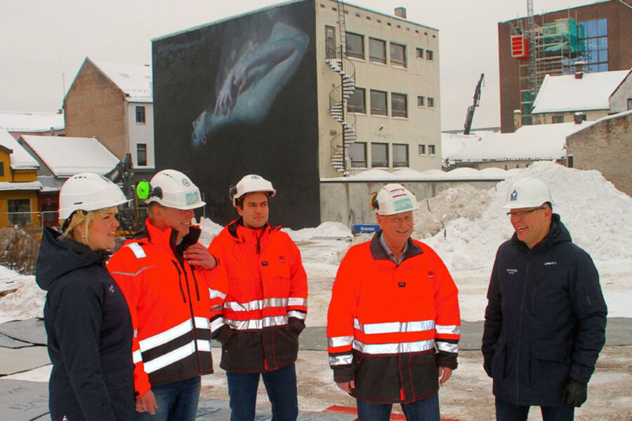 BRAGERNES KVARTAL: Vestaksen og Veidekkes representanter på tomta til Bragernes kvartal der rivningsarbeidene startet mandag 25. januar. Fra venstre: Prosjektleder i Vestaksen, Anette Gjestemoen, Veidekkes prosjektleder Ivar Bøygard, anleggsleder Morten Eek og prosjekteringsleder Joar Kvammen samt prosjektsjef i Vestaksen, Morten Hotvedt. I bakgrunnen skimtes rådhuset samt Henrik Aa. Uldalens kunstverk på Skarra-veggen.