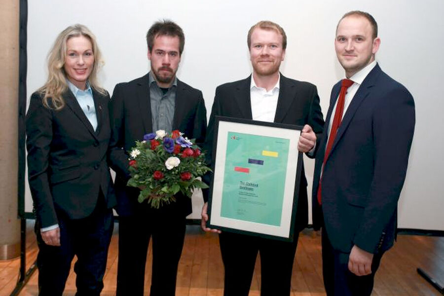 Fra venstre Anita Krohn Traaseth, adm.dir. Innovasjon Norge, Jo Oxhovd Svalesen, Tor Oxhovd Svalesen og landbruks- og matminister Jon Georg Dale. Foto: Vidar Alfarnes 