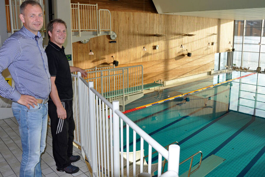  Ved å montere energimålere på flere steder i Sørlandsbadet fikk man bedre kontroll på fjernvarmebruken. Dermed kunne energiforbruket til hvert enkelt basseng måles hver for seg, forteller daglig leder Atle Homme, til venstre, og teknisk leder Børge Sundnes. Foto: LOS