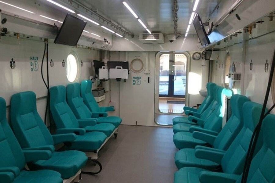 Hyperbar oksygenbehandling innebærer å puste ren oksygen i et trykksatt rom. Hyperbar oksygenbehandling er en veletablert behandling for dykkersyke. Andre forhold som behandles med hyperbar oksygenbehandling inkluderer alvorlige infeksjoner, bobler av luft i blodårene, og sår som ikke vil gro som følge av diabetes eller skade ved stråling. Trykkrommet gjør det mulig å heve lufttrykket opp til tre ganger høyere enn normalt lufttrykk. Foto: Norconsult.