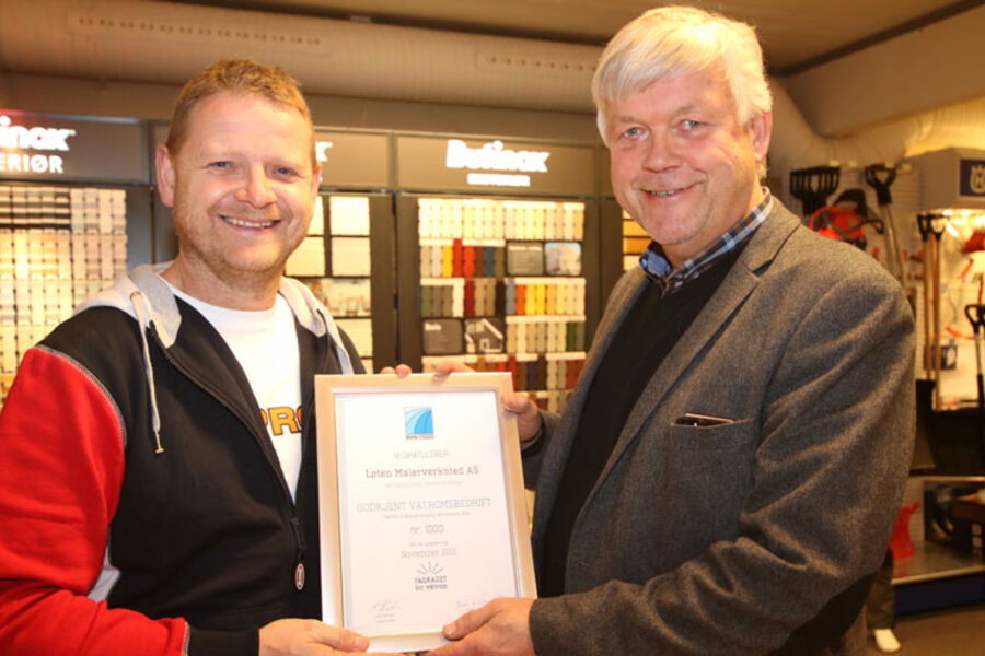 Det var mye smil og latter da malermester og daglig leder i Løten Malerverksted AS Raymond Berget (t.v) mottok beviset på at bedriften ble godkjent våtromsbedrift nummer 1000. Diplomet ble overrekt av daglig leder i Fagrådet for våtrom, Cato Ove Karlsen. Foto: Rune Midtskogen, FFV