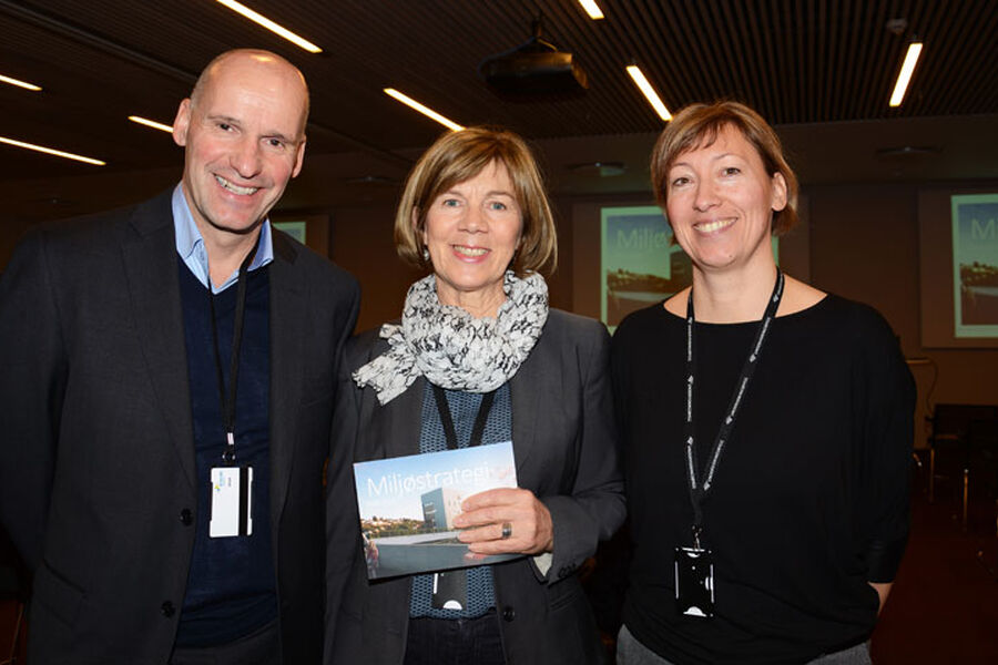 Byråd Geir Lippestad , her sammen adm. dir. Rigmor Hansen og miljørådgiver Bodil Motzke i Undervisningsbygg.
