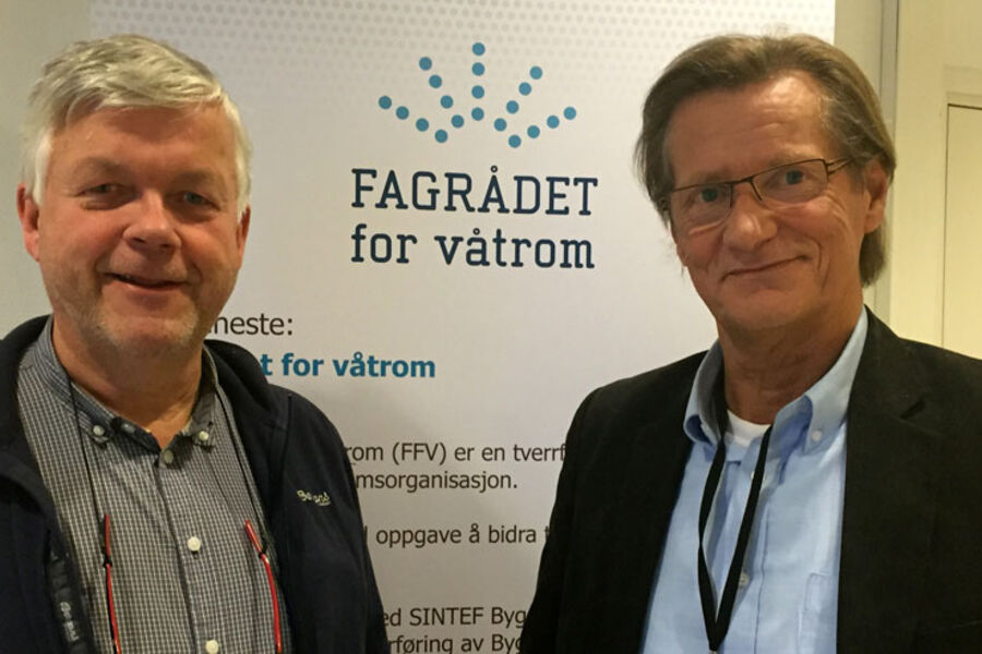 Fagrådet for våtrom opplever en vanvittig økning i antall henvendelser. Så langt i år har de mottatt rundt 6000 skriftlige henvendelser.  Vi er stolte og glade, sier daglig leder i FFV, Cato Ove Karlsen (t.v) og fagsjef Bjørn Grimsrud. FOTO: Fagrådet for våtrom
