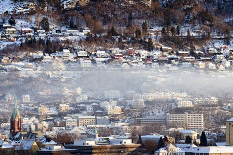 Slik ser Bergen ut på en dag hvor luftforurensningen ligger som et lokk over byen. Foto: Eirik Hagesæter