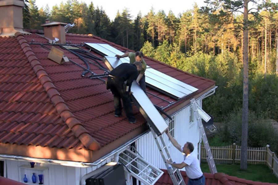 Bilde fra monteringen av solfangerne. 