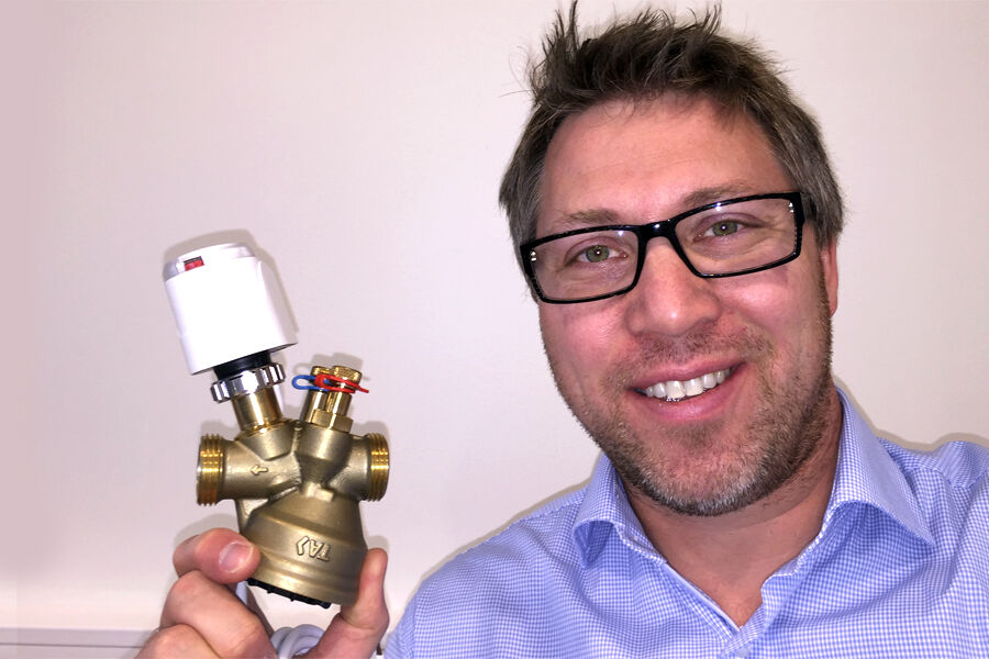 Lars Jacob Maurtvedt hos IMI Hydronic Engineering med siste utgave av kombiventil.