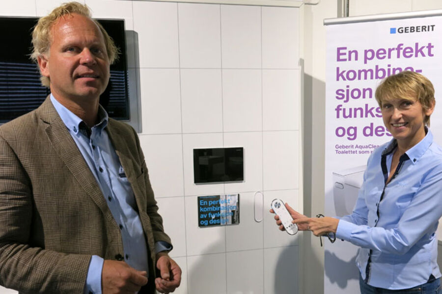 Geberit Norge kommer blant annet til å vise sitt nye dusjtoalett Aquaclean Mera under Bygg Reis Deg. Her er VVS-produsenten representert ved Arvid Aalen og Wenche Sydhagen. Foto: Synnøve Prytz Berset.