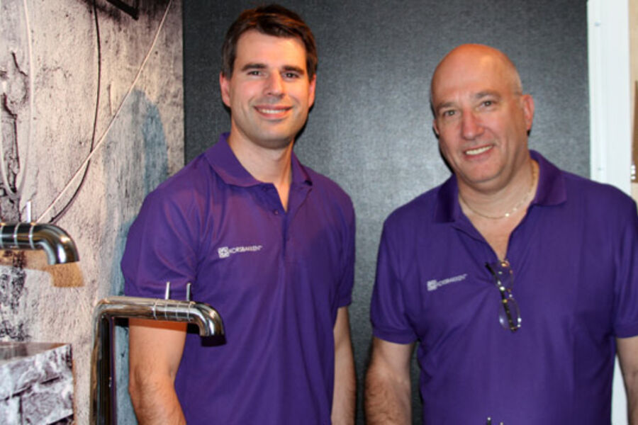 Far ( Arne ) og sønn ( Lars ) Korsbakken ser frem til å komplementere A-pex serien med en helt ny takdusj. - Da kan vi tilby en komplett serie med røft og topp design. 