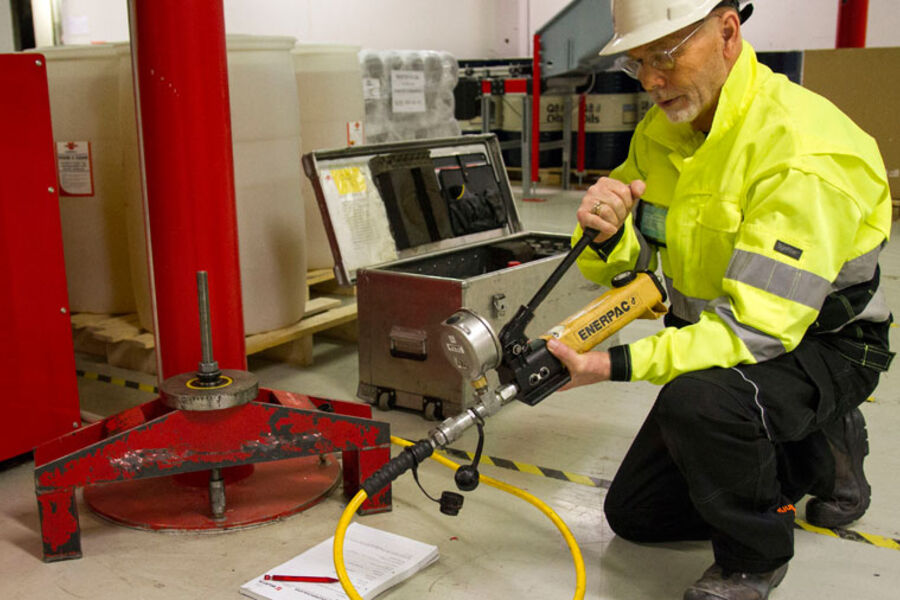 Fagspesialist Aage Johansen hos Würth har tilbrakt mye tid ute på anlegg, skulder ved skulder med sine selgerkolleger. Her viser han kapasitetskontroll av en flere år gammel forankring i betongunderlag.