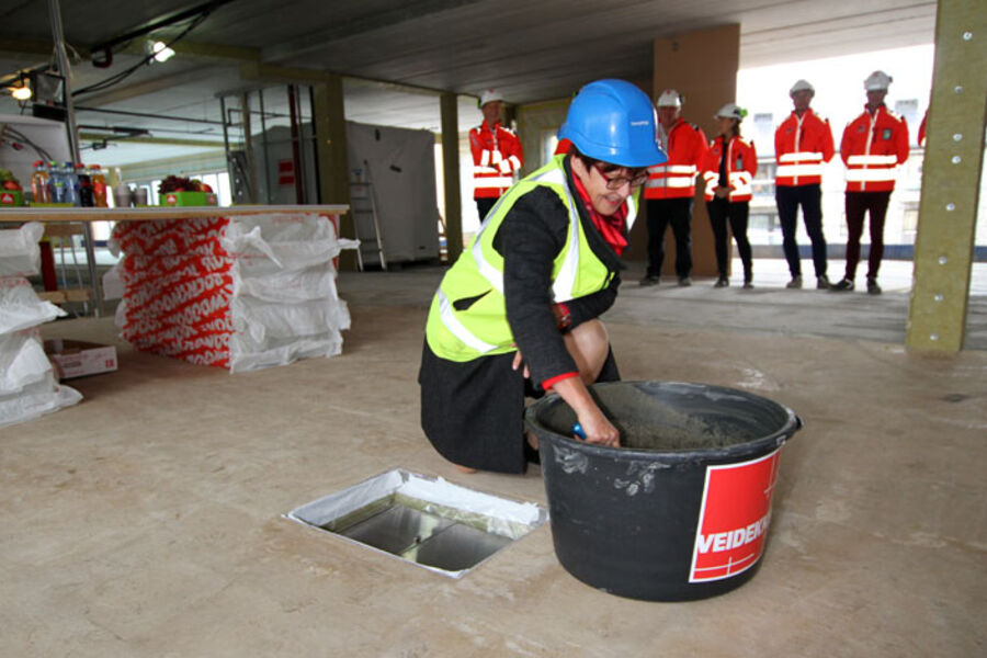 Eldrebyråd i Oslo, Aud Kvalbein, har lagt ned grunnsteinen ved Ullerntunet bo- og behandlingssenter. Ullerntunet skal bli Norges mest miljøvennlige og energieffektive sykehjem, når det tas i bruk i 2017. 