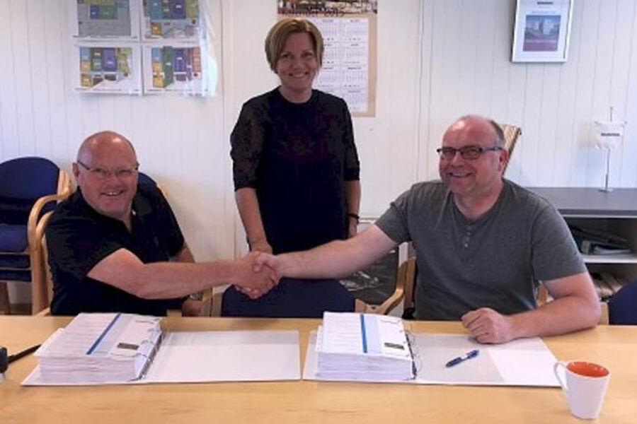 Kontraktsignering mellom Skanska og Levanger kommune for byggingen av Staup Helsehus i Levanger. F.v.: prosjektsjef Frode Berg, prosjektleder Eva Forseth Andreassen og prosjektleder Svein Roger Troset (Levanger kommune).
