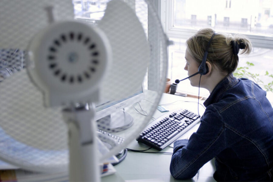 Det kan være ubehagelig å jobbe hvis det er for varmt eller kaldt. Men du har ikke rett til å gå hjem. (Foto: Colourbox) 
