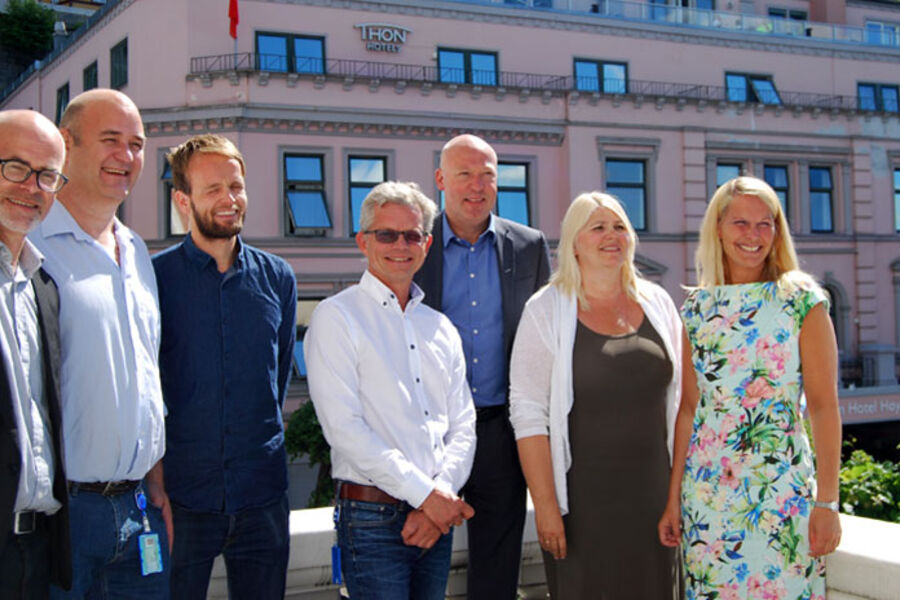 Skien Kommune, Enova og Caverion soler seg i glansen fra suksessen i EPC-prosjektet.
Her ser vi fra venstre: Frode Olav Gjerstad (Seniorrådgiver Enova), Patrik Hjertkvist (Caverion Esco), Øystein Fjellheim (Seniorrådgiver Energieffektivisering Caverion), Peter Kildal (Direktør Caverion Esco), Roar Andersen (Salgs- og markedsdirektør Caverion Norge), Anita Ballestad (Eiendomssjef Skien Kommune) og Hedda Foss Five (Ordfører Skien Kommune - Arbeiderpartiet).
