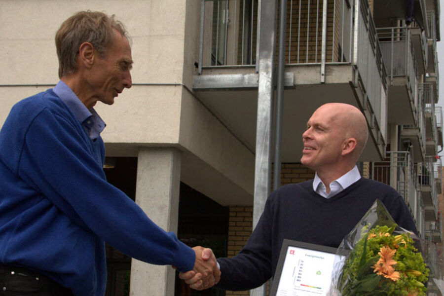 Jo Eigil Tveitane laget energiattest nummer 500 000 i NVEs energimerkesystem da leiligheten på Løren i Oslo ble lagt ut for salg, og fikk blomster og innrammet energiattest fra NVEs Olav Isachsen. 