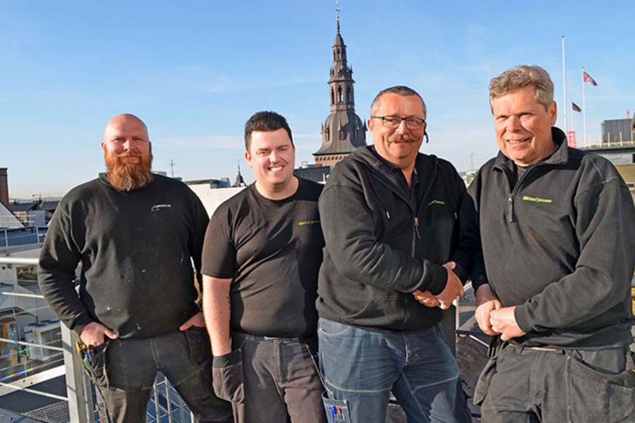Her ser vi fra venstre, Stig Levy Kristiansen, Cato Skaugen, Kjetil Skaugen og Olav Berge fra Klimatjenester på byens tak.