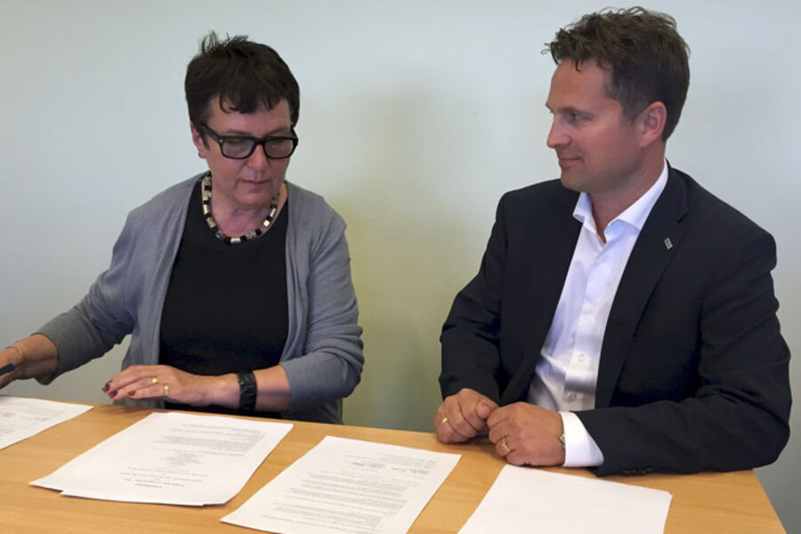 Signering av avtale om utvikling av nye Skien videregående skole. T.v. Fylkesrådmann Evy-Anni Evensen (Telemark) og Even Larsen, distriktssjef Porsgrunn fra Skanska.
