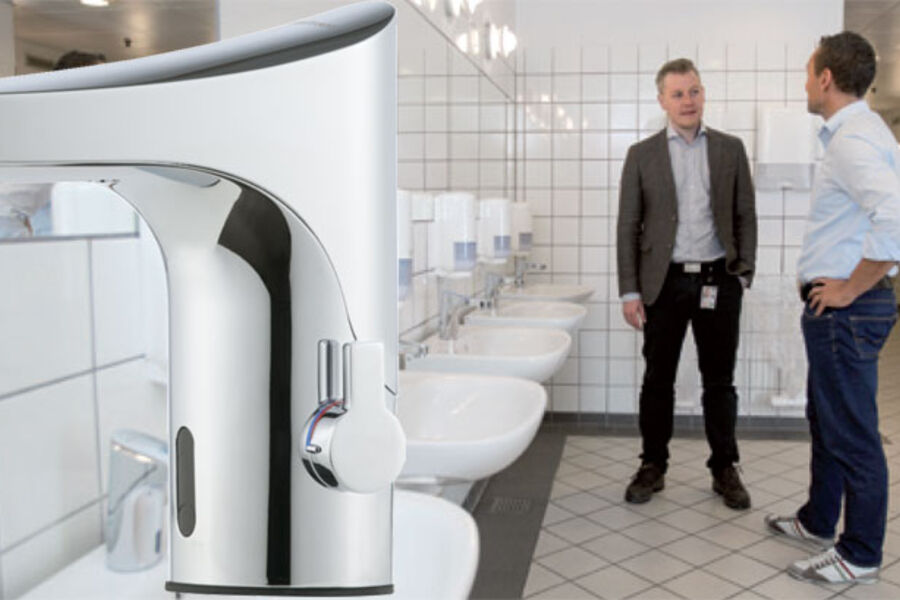 Både energirådgiver Claus Jønsson, Ostnor, og energisjef  Niels Hunderup, Københavns Lufthavn, kan glede seg over et resultat som viser at de nye berøringsfrie armaturene  9000E fra FM Mattsson tjener seg inn på rekordtid  prosjektet dokumenterer en tilbakebetalingstid på under to år. Til venstre ser vi testet produkt: Berøringsfri armatur - FM Mattsson 9000E Tronic.