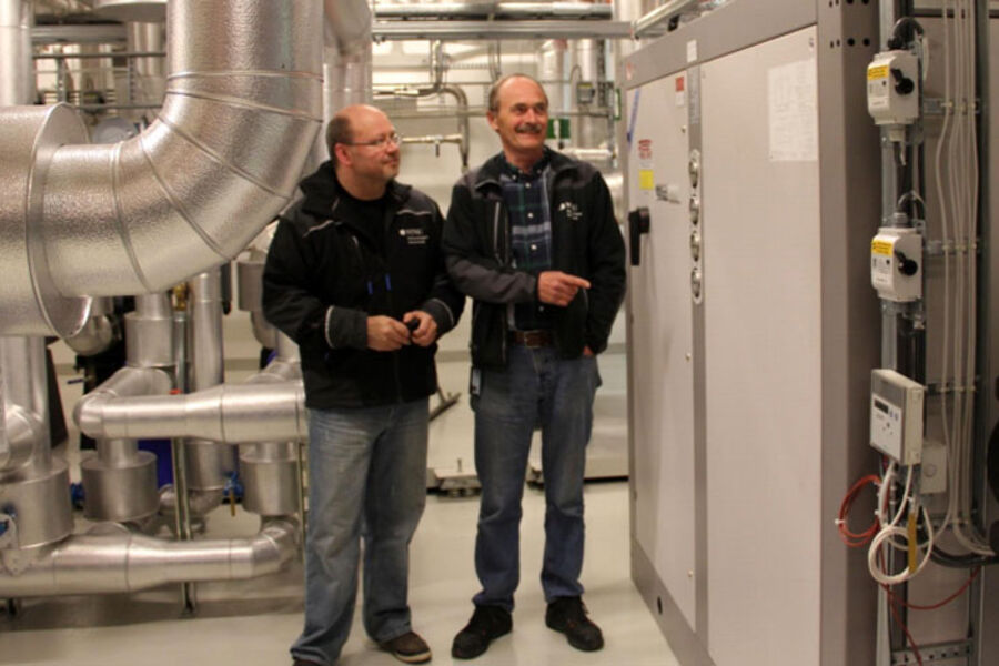 Det er ikke noe utsette på orden og design av teknisk rom ved NTNU. F.v. Trond Haugen, Overingeniør/fagleder VVS, og Olav Høyem, Arbeidsleder Enøk og automasjon. 