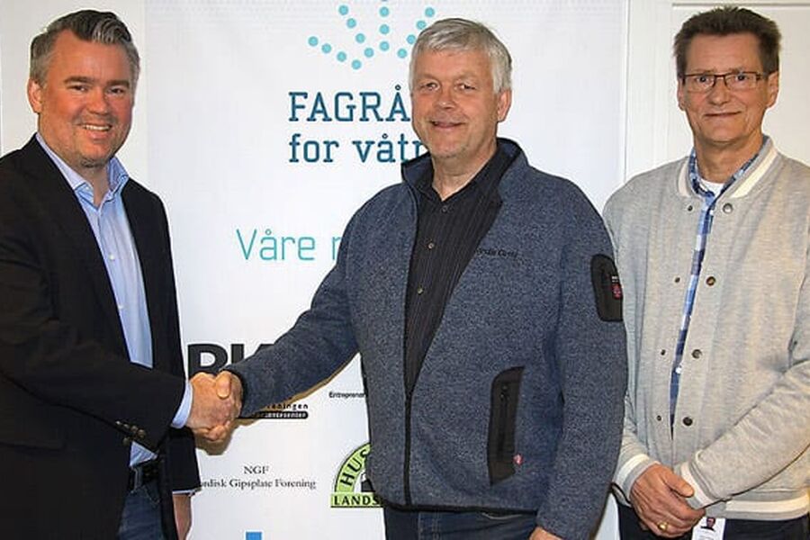 På bilde fra venstre, avd.sjef Jørgen Gilberg fra Norsk Byggtjeneste AS, Daglig leder Cato Ove Karlsen fra Fagrådet for våtrom og Fagsjef Bjørn Grimsrud fra Fagrådet for våtrom.
