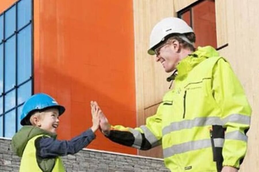 Ung og eldre ved Bjørnsletta skole.  Foto: Undervisningsbygg