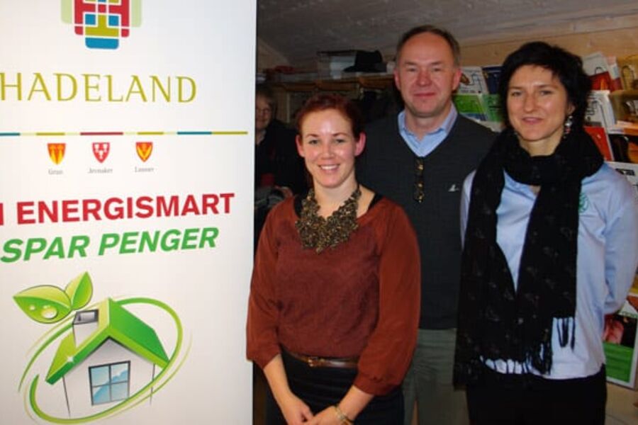 Knut Olav Knudsen i VVSForeningen, her sammen med energirådgiverne Kristin Molstad(t.v.) og Emma Otervik på Energigården vil jobber for utnyttelse av vedfyring til varme.