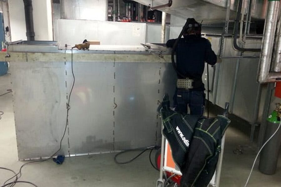 Odin Maskin bygger flere og flere spesialtilpassede fettutskillere. Her jobbes det på Gardermoen i forbindelse med utvidelsen av kjøkken kapasiteten.