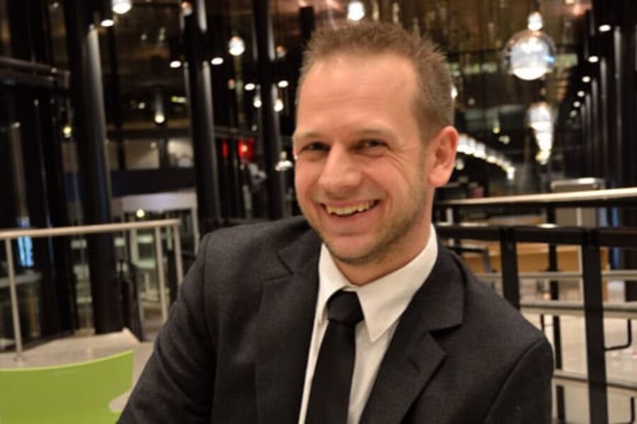 Her ser vi en blid og tilfreds Thomas Rossver Stokkan rett etter utdelingen av vitnemålet i februar.  