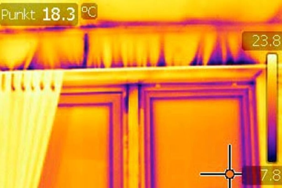 Da eierne av en firemannsbolig fra 1950-tallet etterisolerte og byttet vinduer, endte de opp med større strømregning enn tidligere. Årsak? Større luftlekkasjer som følge av dårlig håndverkerarbeid (Lekkasjetall: n50=5,5oms/t ) 